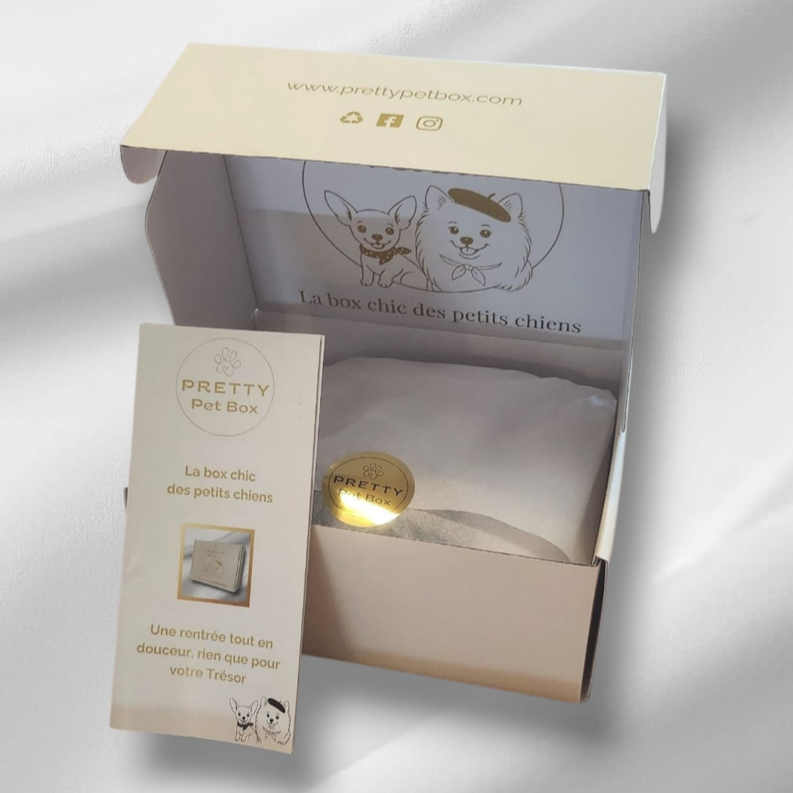 Box Pretty Pet Box ouverte, chic et élégante, avec brochure de présentation pour petits chiens – coffret cadeau mensuel pour chouchouter son chien de moins de 10 kg.